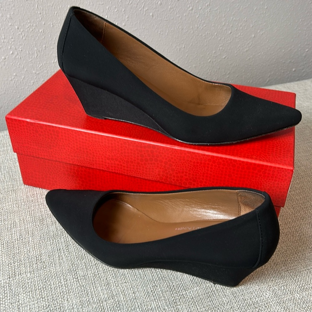 Donald Pliner Black crepe wedges Size 7M